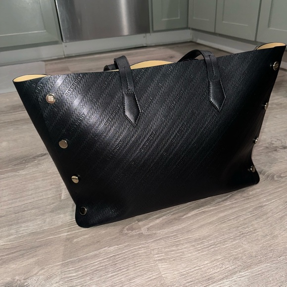 GIVENCHY BLACK EMBOSSED LOGO BOND LEATHER GOLD HARDWARE SHOULDER TOTE BAG - Picture 14 of 15